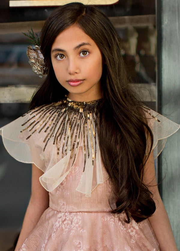 Leona Capelet in Gold
