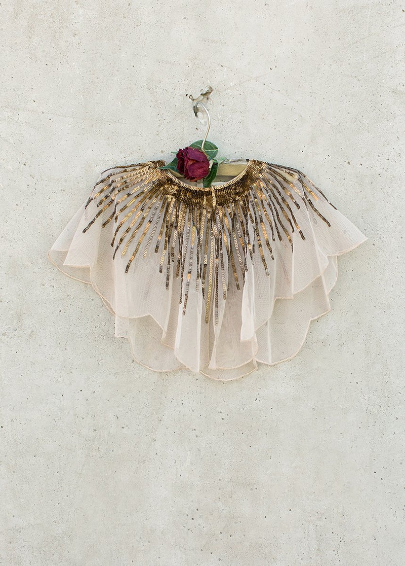 Leona Capelet in Gold