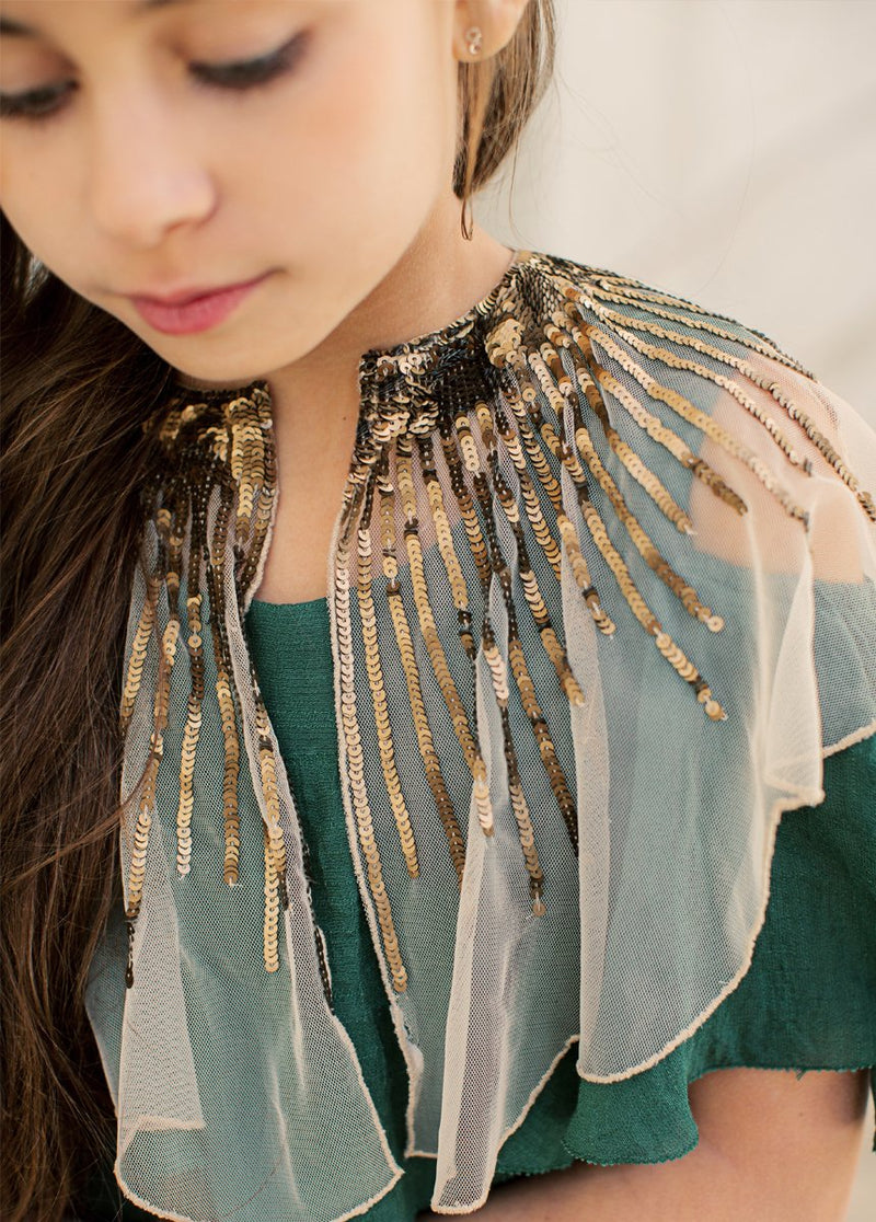Leona Capelet in Gold