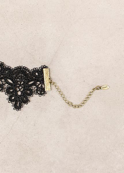 Melina Choker in Black