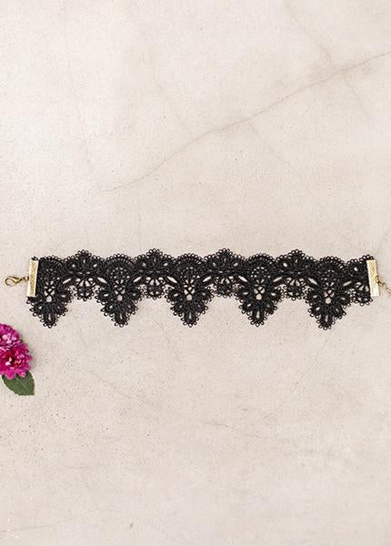 Melina Choker in Black