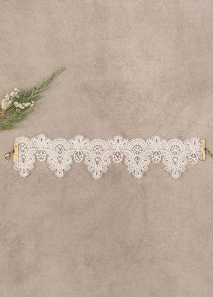 Melina Choker in Cream