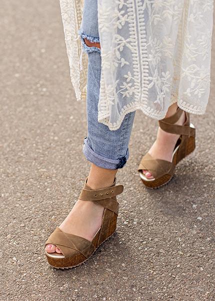 Odette Platform in Espresso