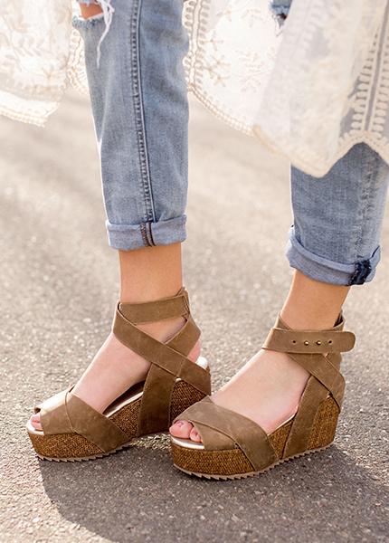 Odette Platform in Espresso