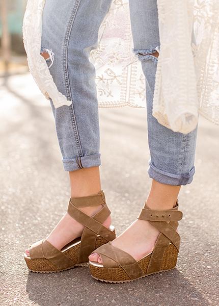 Odette Platform in Espresso