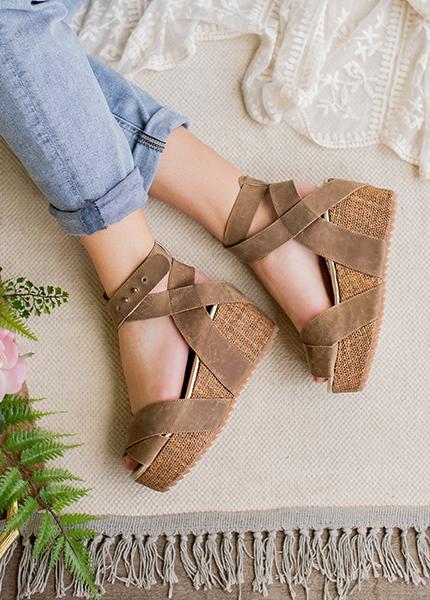 Odette Platform in Espresso
