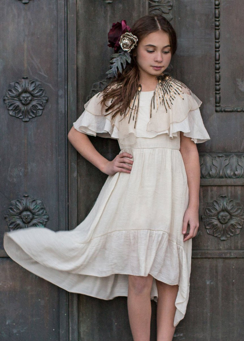 Leona Capelet in Gold